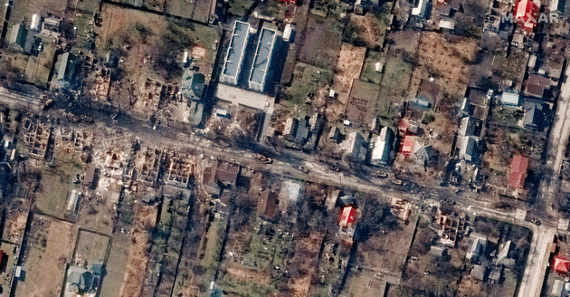 Зруйновані будинки на вулиці в Бучі на знімках Maxar